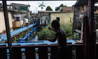 Un niño juega junto a un sistema de alcantarillado el 11 de junio de 2024, en una zona de la ciudad de Manaos, capital del estado de Amazonas (Brasil). EFE/ Antonio Lacerda