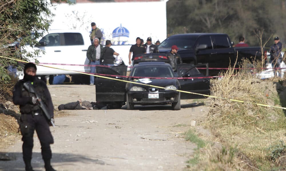 Imagen de archivo de policías ministeriales que resguardan la zona donde fueron ejecutadas cuatro personas, en Puebla (México). EFE/Francisco Guasco