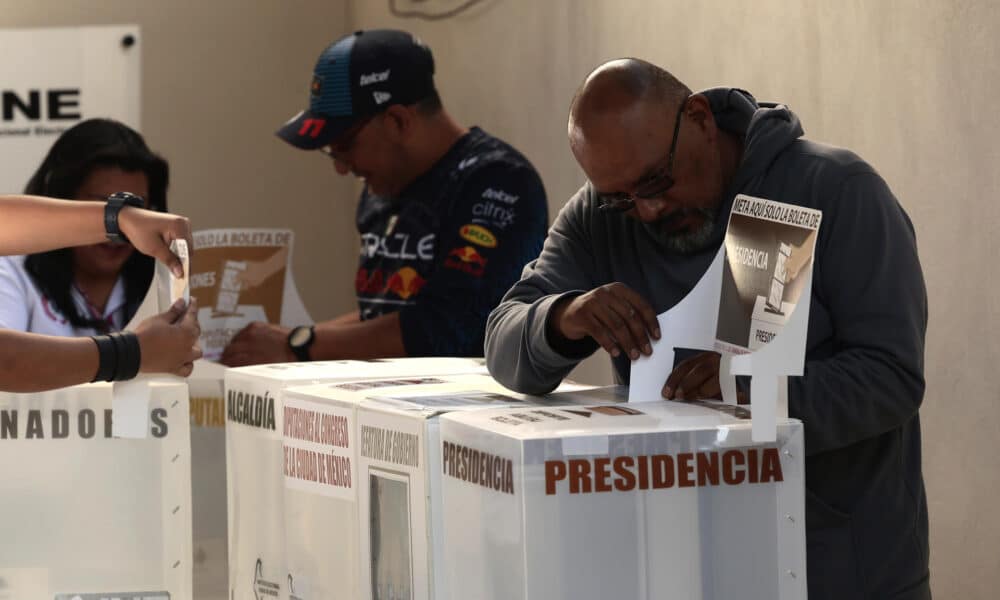 Funcionarios realizan el armado de casillas para las votaciones este domingo, en la Ciudad de México (México). EFE/Alex Cruz