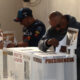 Funcionarios realizan el armado de casillas para las votaciones este domingo, en la Ciudad de México (México). EFE/Alex Cruz