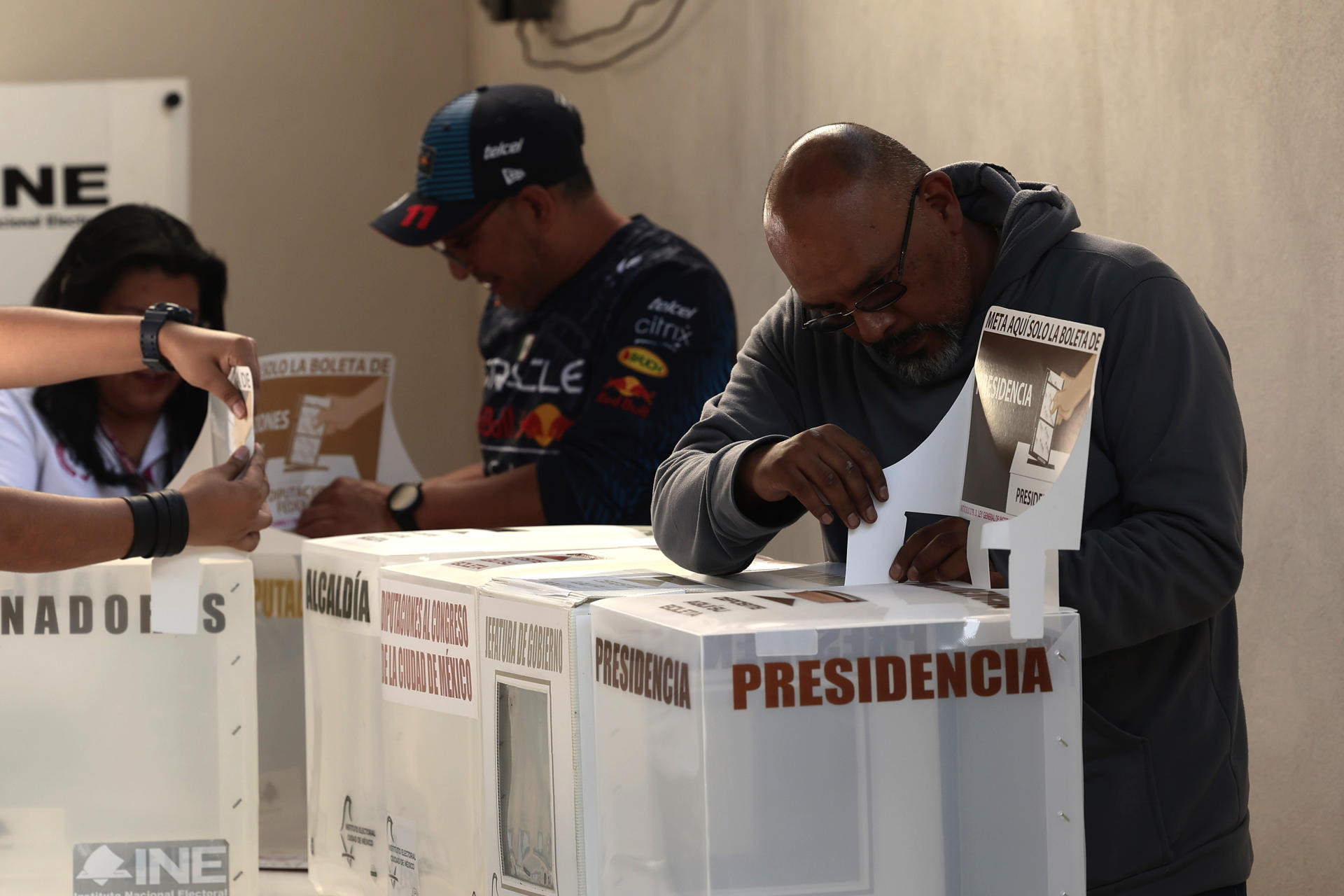 Funcionarios realizan el armado de casillas para las votaciones este domingo, en la Ciudad de México (México). EFE/Alex Cruz