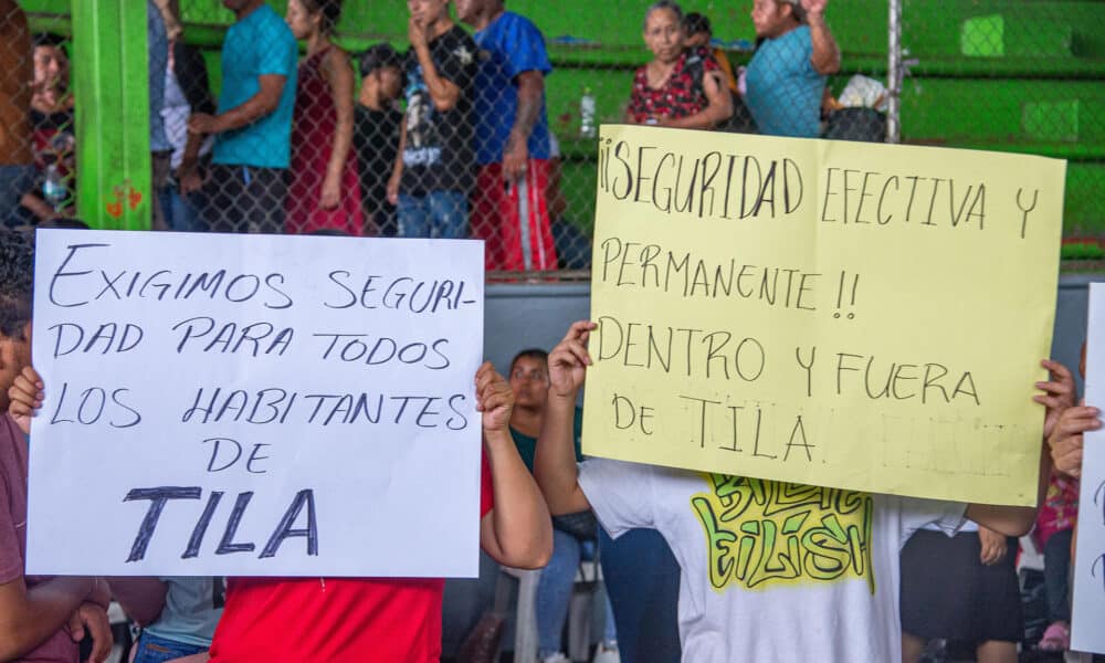 Pobladores de la etnia Chol, se manifiestan este miércoles en la comunidad de Tila, municipio de Yajalón, estado de Chiapas (México). EFE/Carlos López