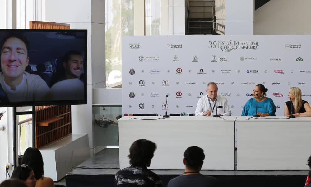 El director de cine alemán İlker Çatak (en pantalla), el crítico de cine mexicano, Leonardo García Tsao (i), la directora general del FICG, Estrella Araiza (c) y la directora general de la Promoción del Cine Europeo, Sonja Heinen (d) participan en una conferencia de prensa este domingo durante el Festival Internacional de Cine de Guadalajara, Jalisco (México). EFE/Francisco Guasco