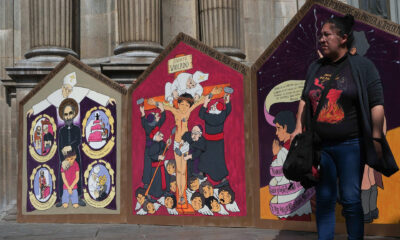 Fotografía de archivo fechada el 16 de mayo de 2024 de Activistas pertenecientes al colectivo feminista ´Mujeres Creando´ en una protesta con una muestra gráfica en contra de la iglesia y la pederastia frente a la catedral metropolitana, en La Paz (Bolivia). EFE/ Luis Gandarillas