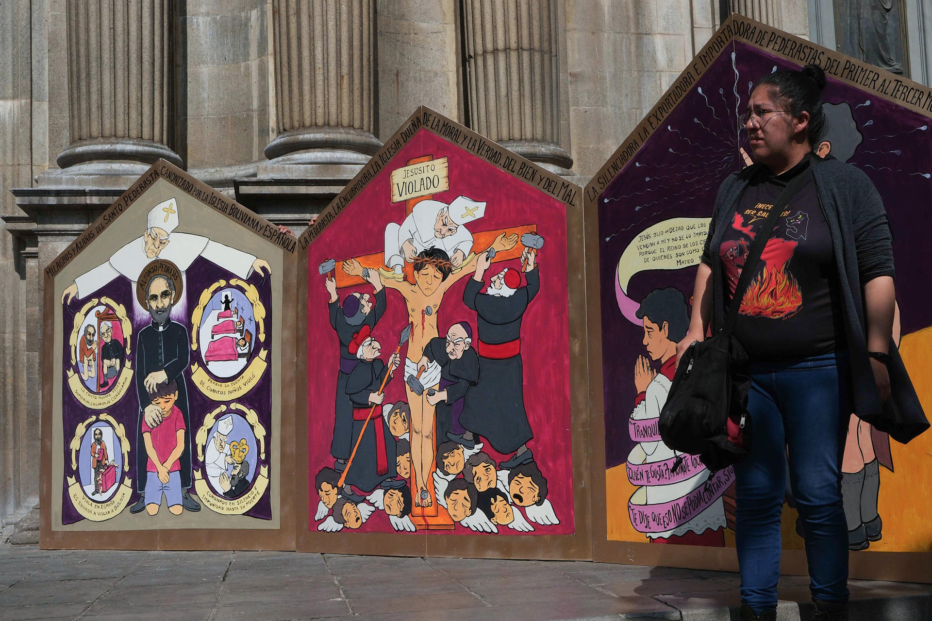 Fotografía de archivo fechada el 16 de mayo de 2024 de Activistas pertenecientes al colectivo feminista ´Mujeres Creando´ en una protesta con una muestra gráfica en contra de la iglesia y la pederastia frente a la catedral metropolitana, en La Paz (Bolivia). EFE/ Luis Gandarillas