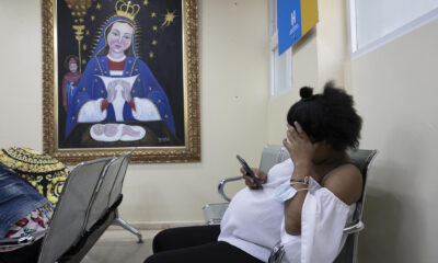 Fotografía de archivo en la que se ve a una joven con embarazo avanzado esperar ser atendida en un centro de salud. EFE/ Orlando Barría