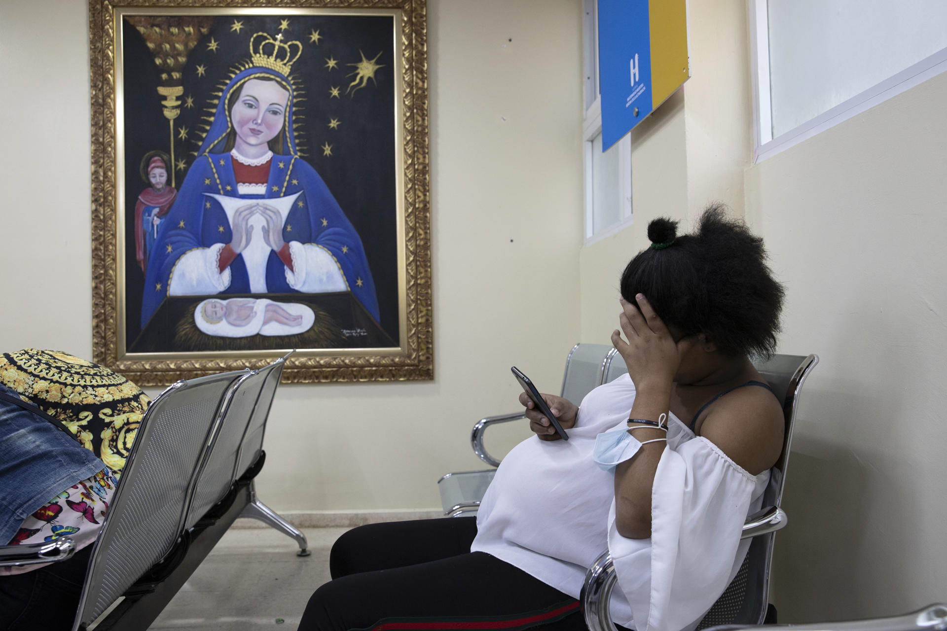 Fotografía de archivo en la que se ve a una joven con embarazo avanzado esperar ser atendida en un centro de salud. EFE/ Orlando Barría