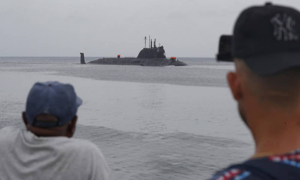 Personas observan la llegada al puerto de La Habana de un submarino perteneciente a la flotilla de la Marina de Guerra de Rusia en La Habana (Cuba). EFE/Yander Zamora