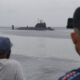 Personas observan la llegada al puerto de La Habana de un submarino perteneciente a la flotilla de la Marina de Guerra de Rusia en La Habana (Cuba). EFE/Yander Zamora