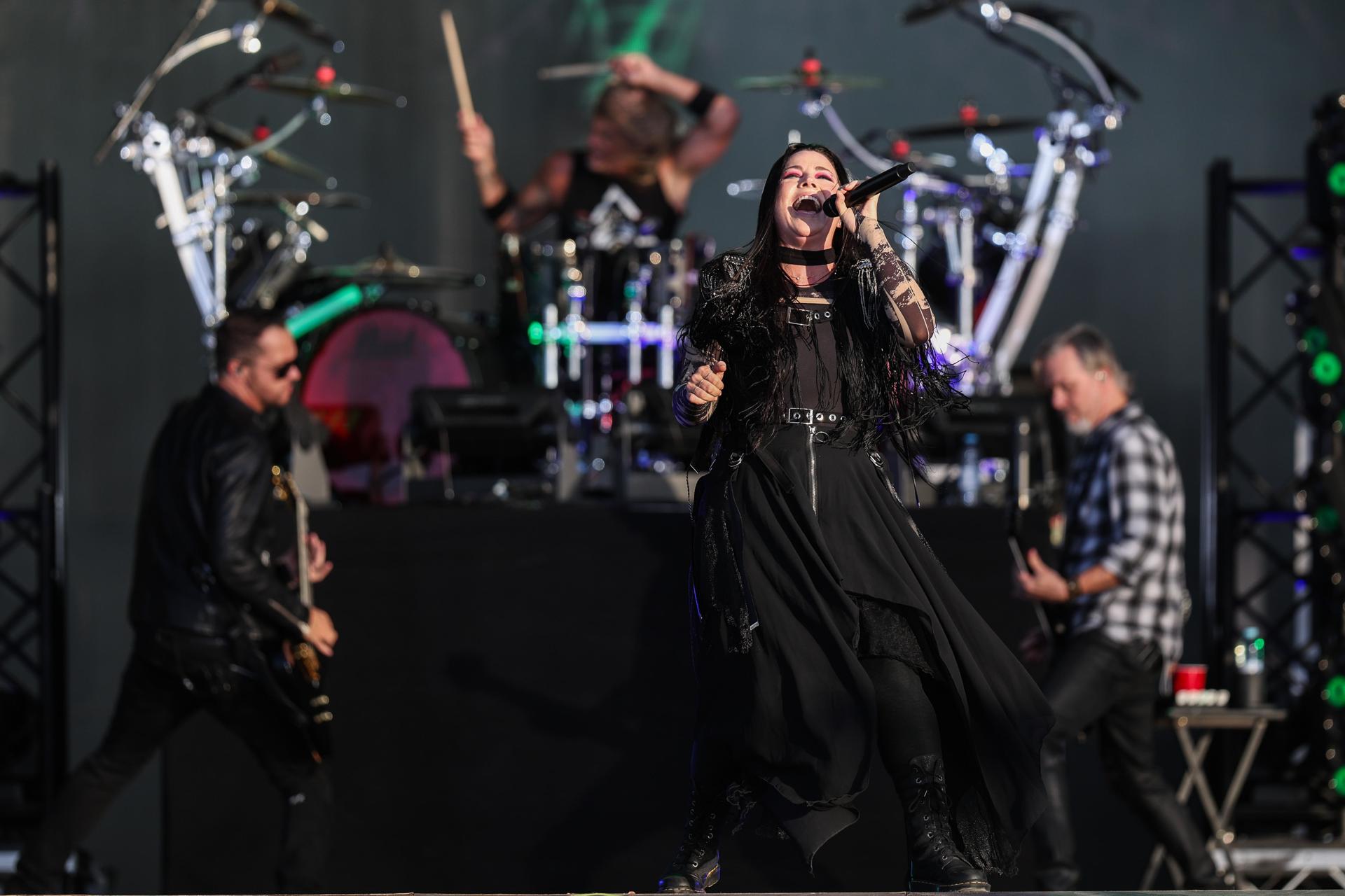 Los miembros de la banda estadounidense Evanescent con la vocalista Amy Lee actúan en el escenario el primer día del festival Rock in Rio 2024 en Lisboa, Portugal, 15 de junio de 2024. EFE/TIAGO PETINGA