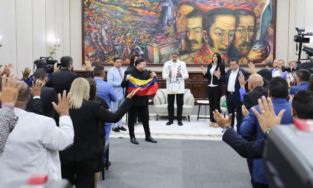 Fotografía cedida por Prensa Miraflores del presidente de Venezuela, Nicolás Maduro en el Acto Cristiano de Arrepentimiento Nacional y Entronamiento de Jesucristo, en Caracas (Venezuela). EFE/ Prensa Miraflores