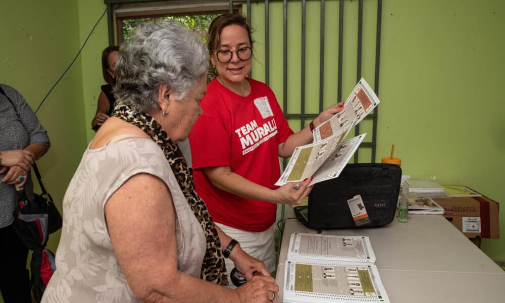 Ciudadanos votan en las elecciones primarias del Partido Popular Democrático y del Partido Nuevo Progresista en la Escuela Aurora Waldorf de San Juan (Puerto Rico). EFE/ Enid Salgado Mercado