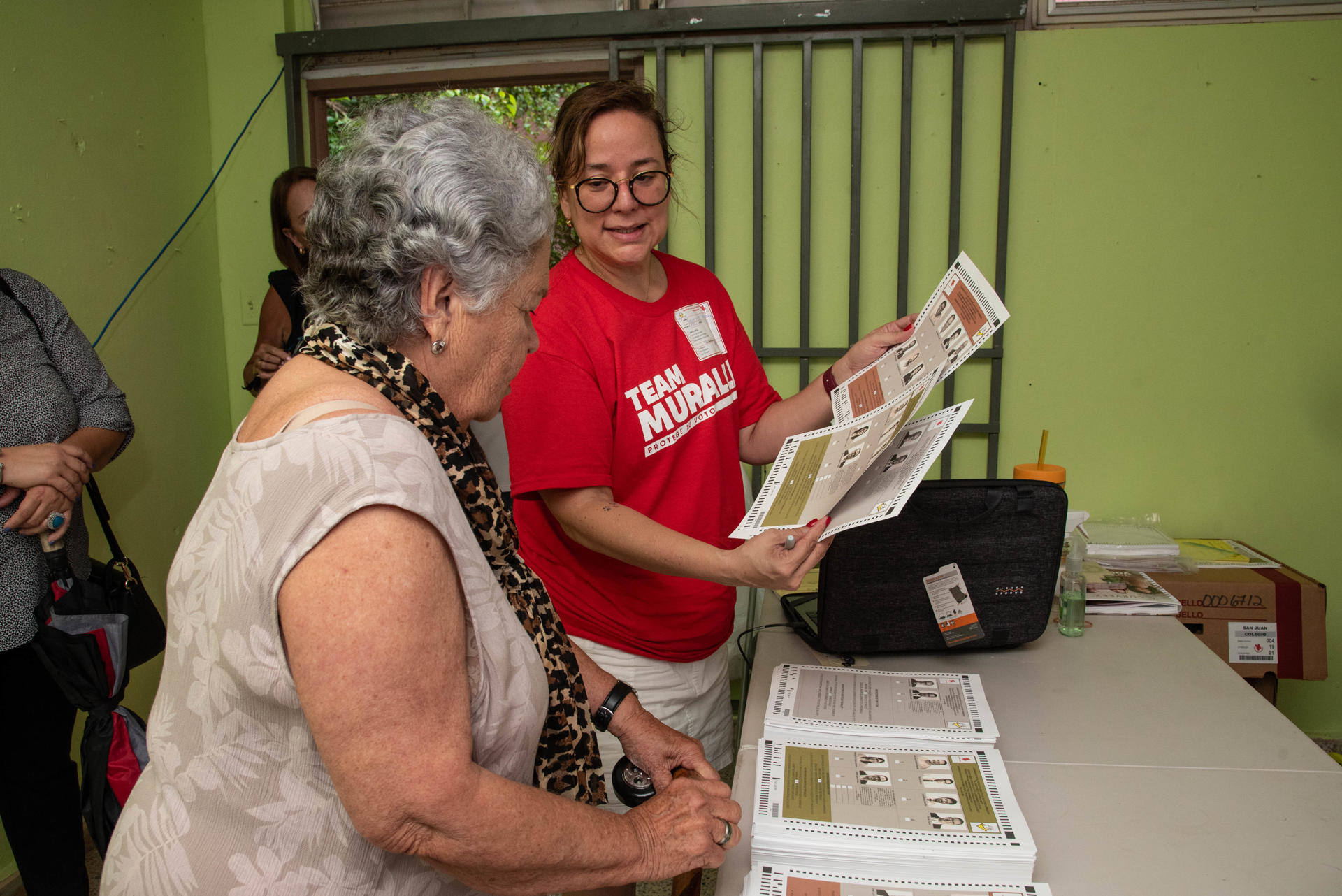 Ciudadanos votan en las elecciones primarias del Partido Popular Democrático y del Partido Nuevo Progresista en la Escuela Aurora Waldorf de San Juan (Puerto Rico). EFE/ Enid Salgado Mercado