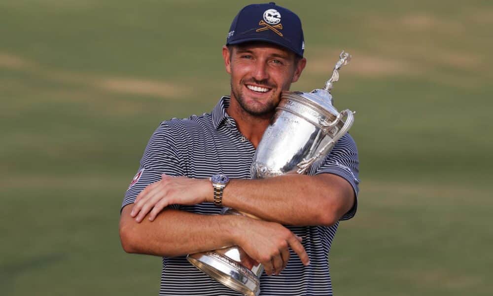 Bryson DeChambeau de EE.UU. sostiene su trofeo del Campeonato Abierto de EE.UU. EFE/EPA/ERIK S. MENOR