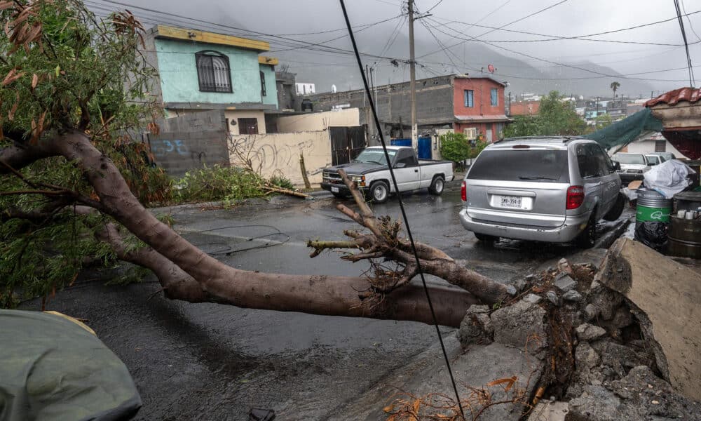 Fotografía que muestra afectaciones en el municipio de Santa Catarina, debido a las precipitaciones del paso de la tormenta 'Alberto', este jueves en la ciudad de Monterrey, Nuevo León (México).  EFE/ Miguel Sierra