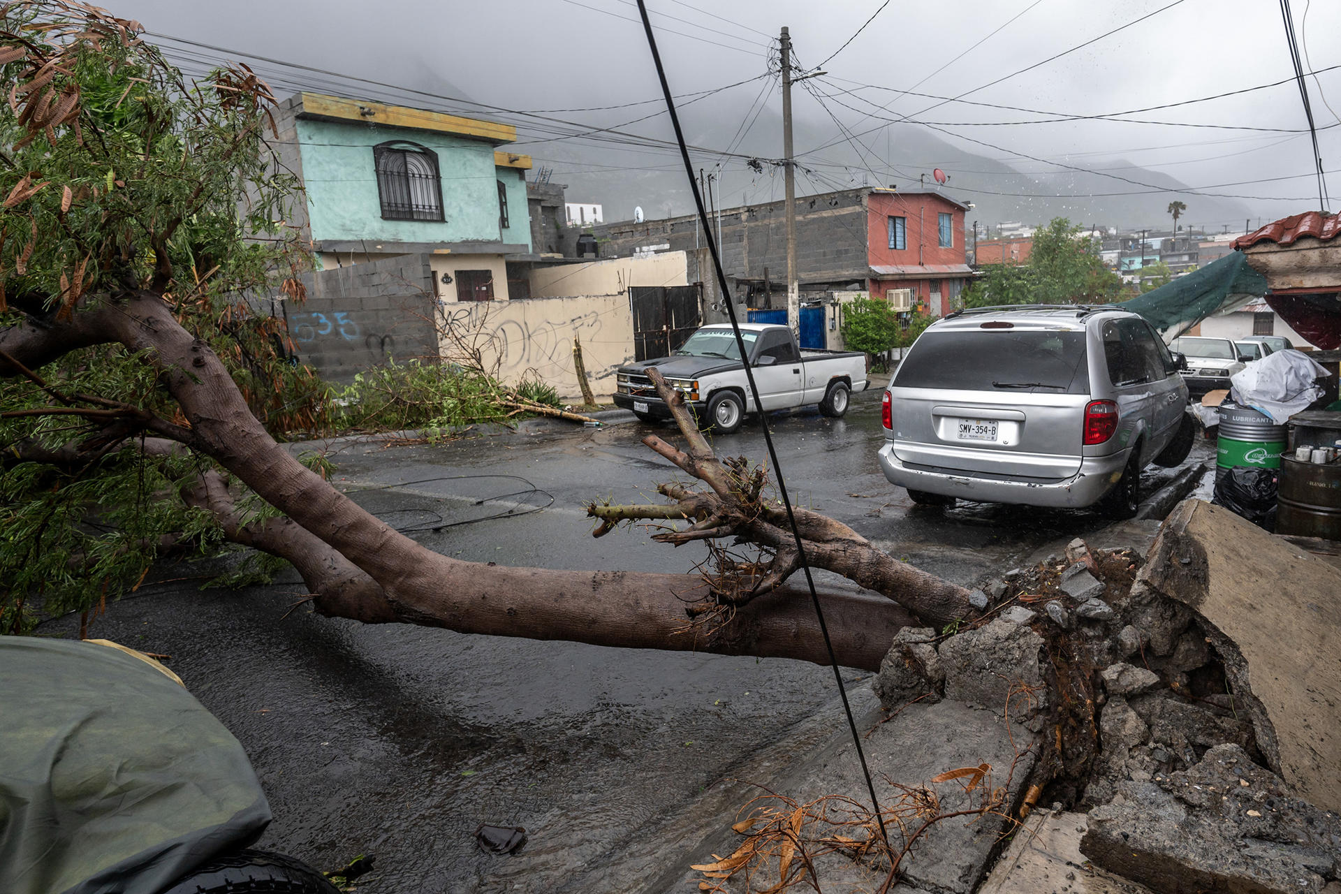 Fotografía que muestra afectaciones en el municipio de Santa Catarina, debido a las precipitaciones del paso de la tormenta 'Alberto', este jueves en la ciudad de Monterrey, Nuevo León (México).  EFE/ Miguel Sierra