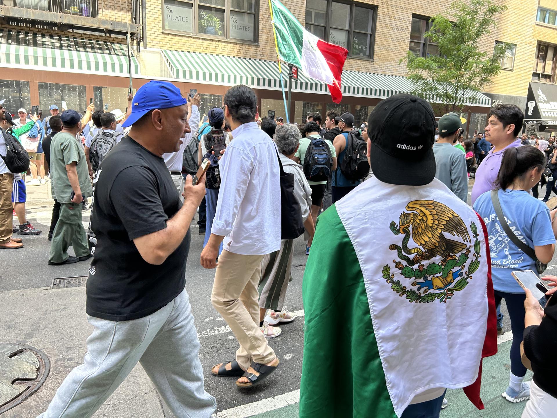 Mexicanos residentes en Nueva York asisten a votar en las elecciones generales de su país este domingo en la sede del consulado de México en Nueva York (México). EFE/ Javier Otazu