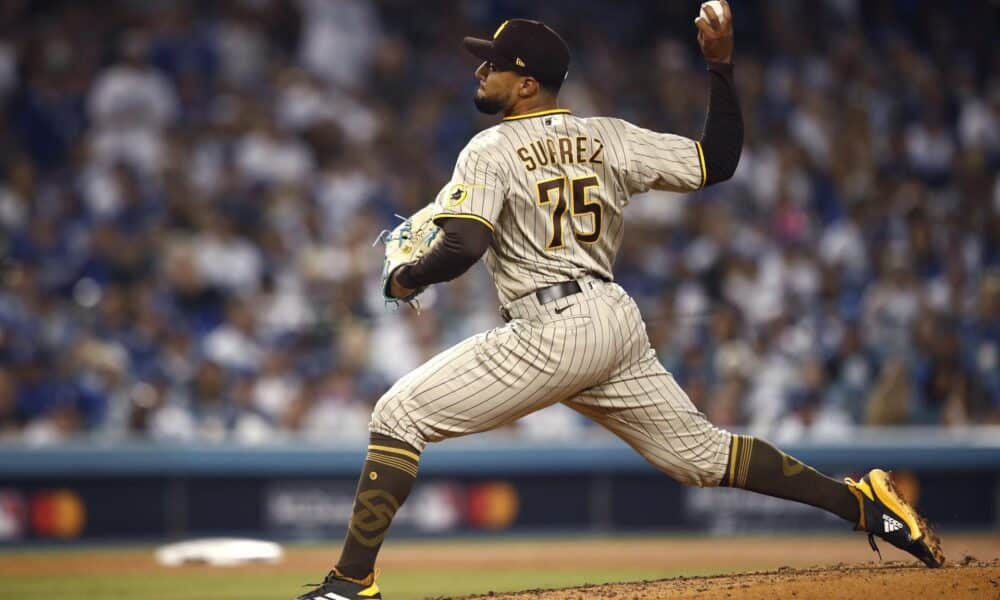 Fotografía de archivo en la que se registró al venezolano Robert Suárez, lanzador de los Padres de San Diego, durante un partido de la MLB, en el Dodger Stadium de Los Ángeles (California, EE.UU.). Suárez fue elegido como el relevista del mes de mayo en la Liga Nacional. EFE/Caroline Brehman