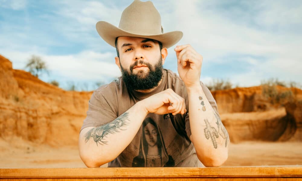 Fotografía cedida por Jesús Fernando MX donde aparece el cantante mexicano Carín León quien acaba de lanzar su cuarto álbum de estudio, 'Boca chueca, vol. 1'. EFE/Jesús Fernando MX /SOLO USO EDITORIAL /NO VENTAS /SOLO DISPONIBLE PARA ILUSTRAR LA NOTICIA QUE ACOMPAÑA /CRÉDITO OBLIGATORIO