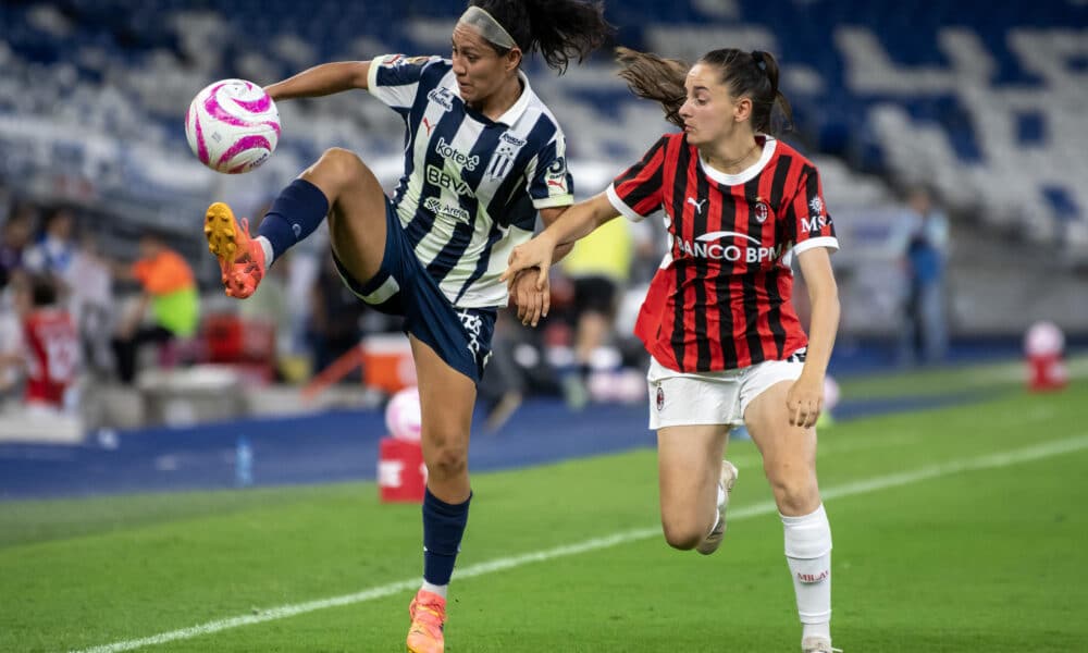 Diana Evangelista (i) de Rayadas femenil disputa el balón con Silvia Rubio (d), de AC Milan, durante el partido de la Her Nations Tour celebrado en el estadio BBVA de la ciudad de Monterrey (México). EFE/Miguel Sierra