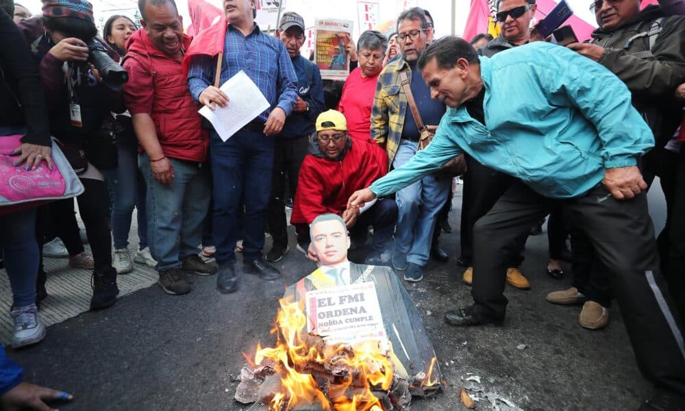 El Frente Popular de Ecuador, que agrupa a un conjunto de organizaciones sociales, marcha este miércoles en Quito (Ecuador), durante una protesta en contra de la eventual eliminación de subsidios para las gasolinas que valora realizar el Gobierno del presidente Daniel Noboa. EFE/ José Jácome