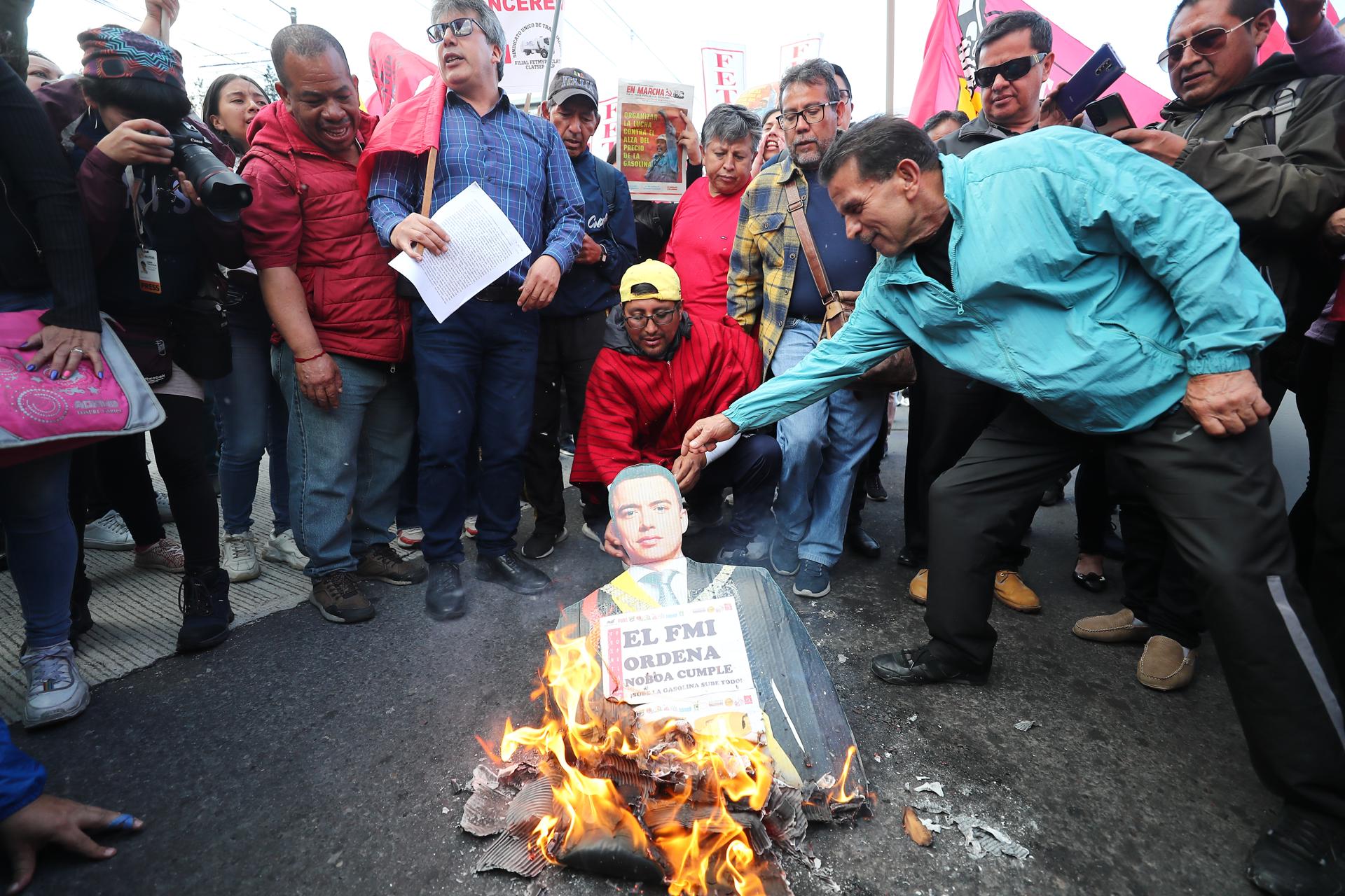 El Frente Popular de Ecuador, que agrupa a un conjunto de organizaciones sociales, marcha este miércoles en Quito (Ecuador), durante una protesta en contra de la eventual eliminación de subsidios para las gasolinas que valora realizar el Gobierno del presidente Daniel Noboa. EFE/ José Jácome