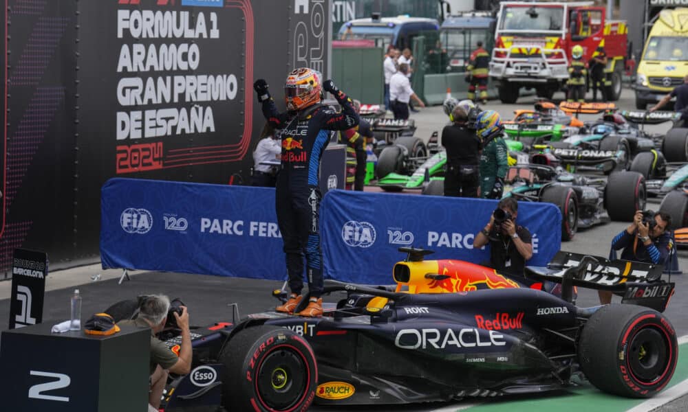 El piloto neerlandés Max Verstappen, del equipo Oracle Red Bull Racing, celebra su victoria en el Gran Premio de España de Fórmula 1. EFE/ Alejandro García