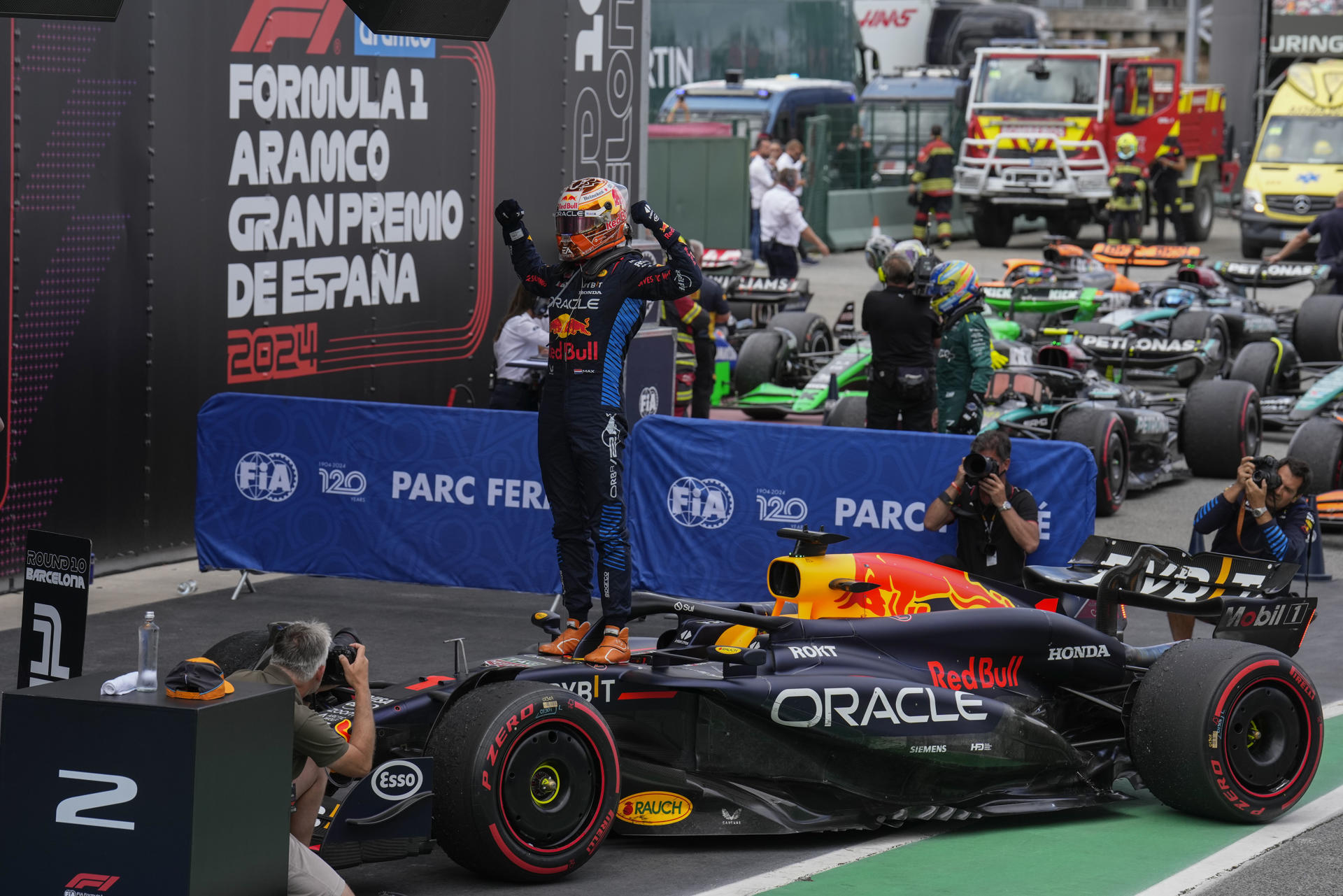 El piloto neerlandés Max Verstappen, del equipo Oracle Red Bull Racing, celebra su victoria en el Gran Premio de España de Fórmula 1. EFE/ Alejandro García