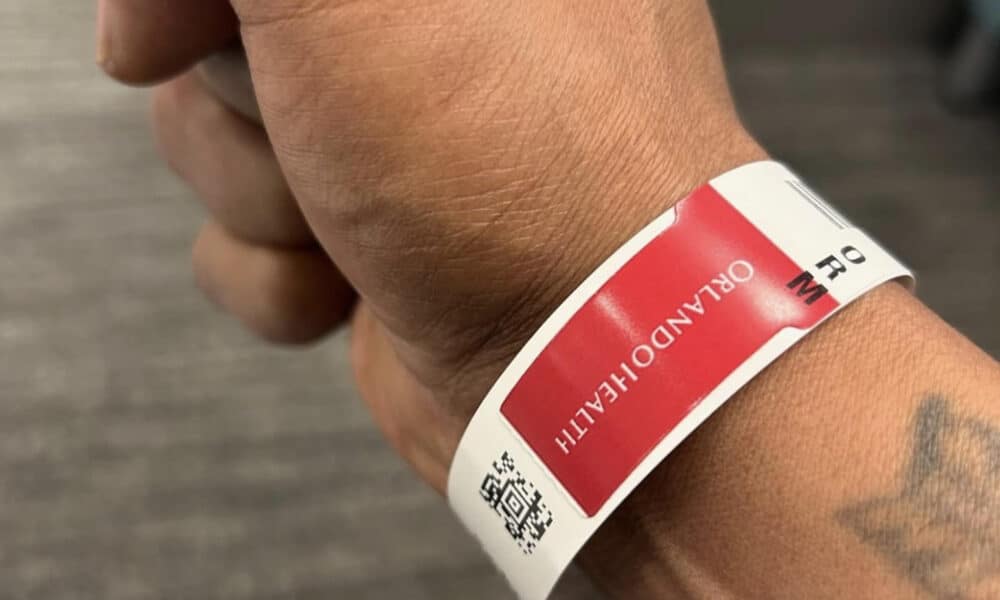 Captura de pantalla tomada de la cuenta oficial de Instagram del cantante puertorriqueño Don Omar mostrando su mano con un brazalete de un hospital de la red Orlando Health. EFE / Instagram Oficial Don Omar