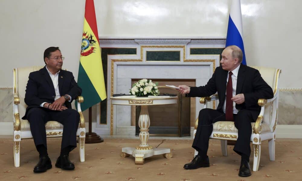 El presidente de Bolivia, Luis Arce, con el ruso Vladímir Putin este jueves en San Petersburgo. EFE/EPA/ANTON VAGANOV / POOL