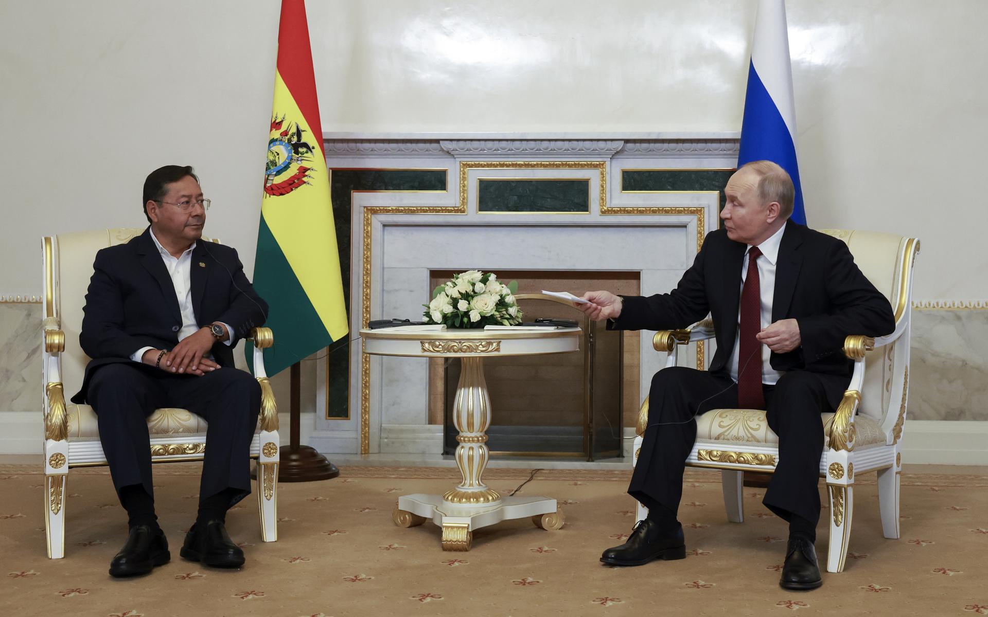 El presidente de Bolivia, Luis Arce, con el ruso Vladímir Putin este jueves en San Petersburgo. EFE/EPA/ANTON VAGANOV / POOL
