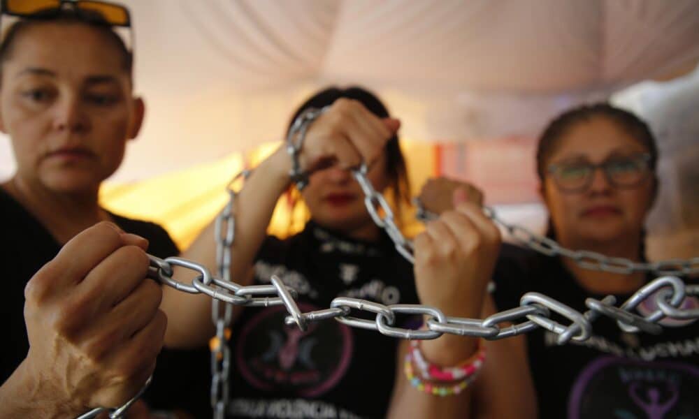 Un grupo de mujeres se encadenan durante una protesta este miércoles, para exigir la aprobación de la Ley contra la Violencia Vicaria en la ciudad de Guadalajara (México). EFE/Francisco Guasco