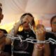 Un grupo de mujeres se encadenan durante una protesta este miércoles, para exigir la aprobación de la Ley contra la Violencia Vicaria en la ciudad de Guadalajara (México). EFE/Francisco Guasco