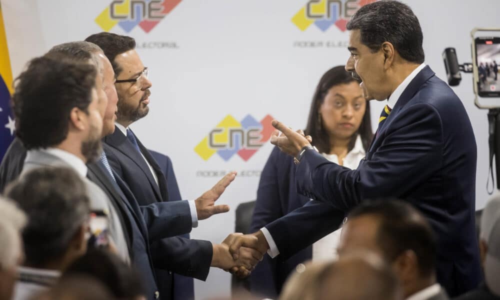 El presidente de Venezuela y aspirante a la reelección, Nicolás Maduro (d), saluda al también aspirante Antonio Ecarri en una reunión con candidatos en la sede del Consejo Nacional Electoral (CNE) en Caracas (Venezuela). EFE/ Miguel Gutiérrez