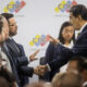 El presidente de Venezuela y aspirante a la reelección, Nicolás Maduro (d), saluda al también aspirante Antonio Ecarri en una reunión con candidatos en la sede del Consejo Nacional Electoral (CNE) en Caracas (Venezuela). EFE/ Miguel Gutiérrez