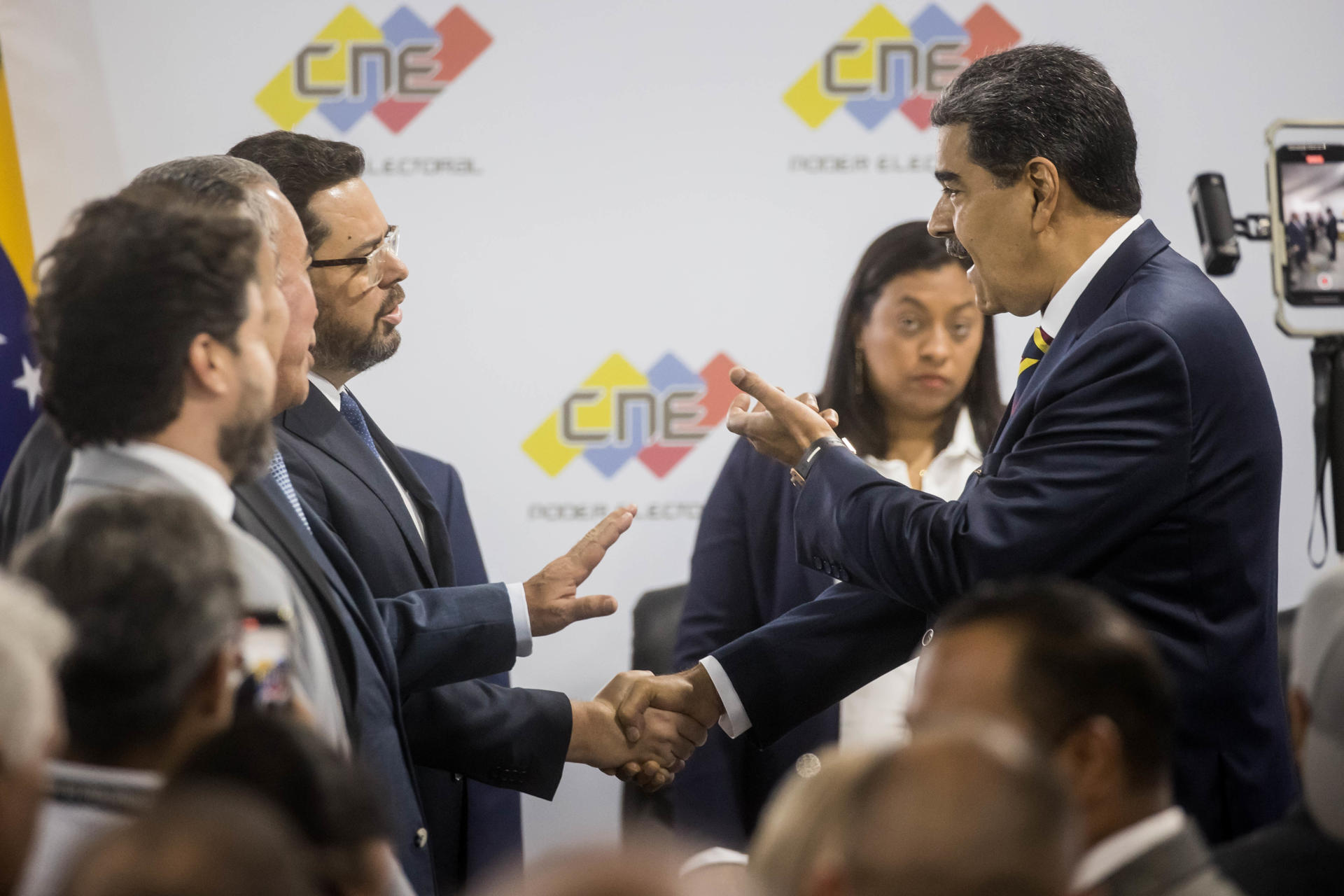 El presidente de Venezuela y aspirante a la reelección, Nicolás Maduro (d), saluda al también aspirante Antonio Ecarri en una reunión con candidatos en la sede del Consejo Nacional Electoral (CNE) en Caracas (Venezuela). EFE/ Miguel Gutiérrez