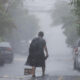 Imagen de archivo de una persona camina bajo la lluvia, el jueves en Monterrey, Nuevo León (México). EFE/ Miguel Sierra