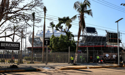 Fotografía de archivo exterior de la Arena GNP, sede oficial del Abierto Mexicano de Tenis, el 22 de febrero de 2024, en Acapulco (México) donde se observa la forma en que el fuerte viendo sacude las palmeras. EFE/ David Guzmán