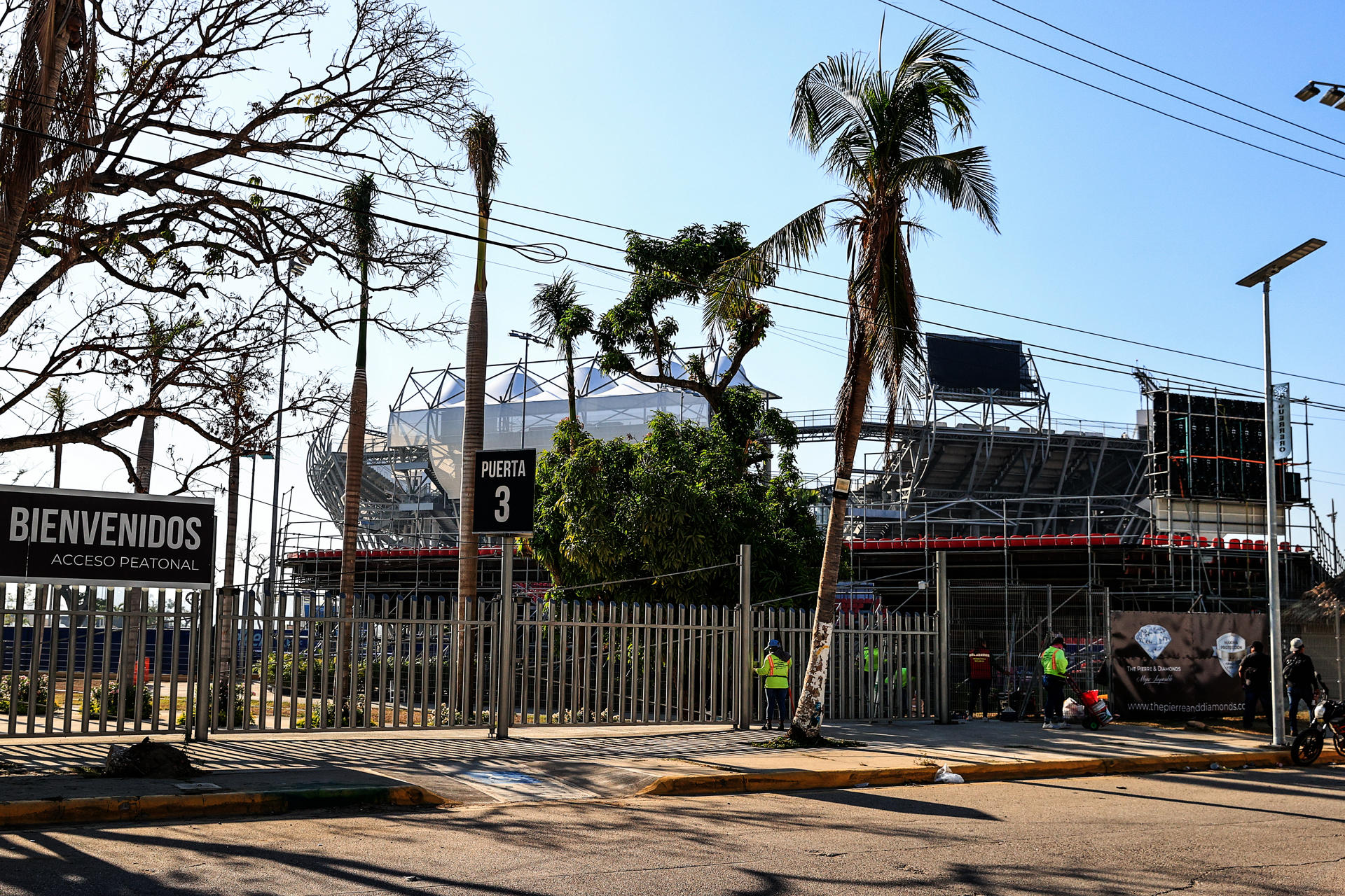 Fotografía de archivo exterior de la Arena GNP, sede oficial del Abierto Mexicano de Tenis, el 22 de febrero de 2024, en Acapulco (México) donde se observa la forma en que el fuerte viendo sacude las palmeras. EFE/ David Guzmán