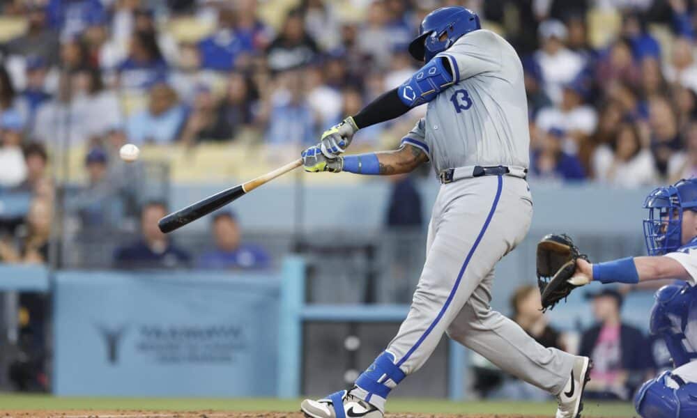 El venezolano Salvador Pérez, receptor de los Reales de Kansas, fue registrado este viernes, 14 de junio, al conectarle un jonrón a los Dodgers de Los Ángeles, durante un partido de la MLB, en el Dodger Stadium de Los Ángeles (California, EE.UU.). EFE/Caroline Brehman