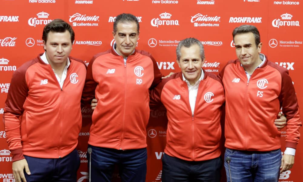 (i-d) Imagen de archivo del vicepresidente deportivo del CD Toluca, Santiago San Román; el nuevo director técnico, Renato Paiva; el presidente del club, Arturo Pérez; y el vicepresidente corporativo, Francisco Suinaga, posan durante una rueda de prensa en Toluca, Estado de México (México). EFE/ Felipe Gutiérrez