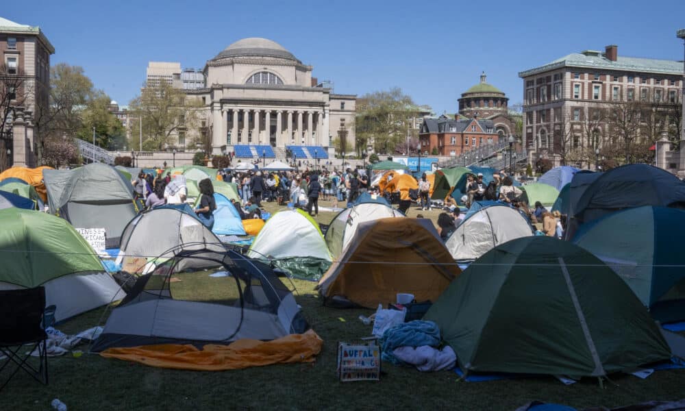 Fotografía de una parte del campamento instalado por estudiantes que se manifiestaron a favor de Palestina en abril pasado en el campus de la Universidad de Columbia en Nueva York (Estados Unidos). EFE/ Ángel Colmenares