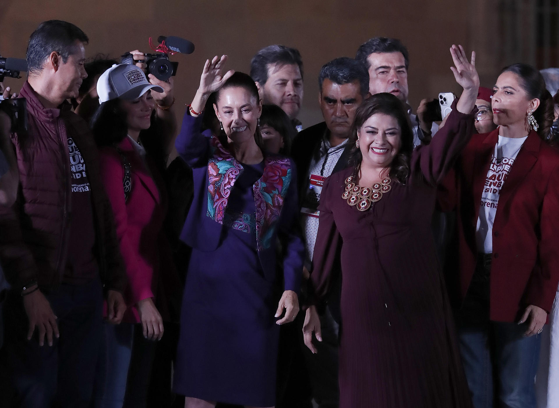 Fotografía de la oficialista Claudia Sheinbaum (i), ganadora de la elección presidencial, acompañada de Clara Brugada (d), ganadora de la gobernatura de la capital mexicana. EFE/Mario Guzmán