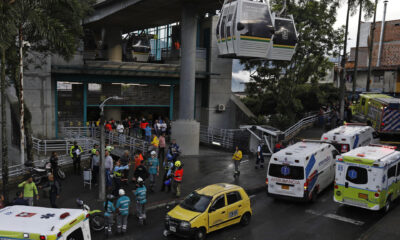 Rescatistas trabajan en la zona donde una cabina del sistema de transporte Metrocable cayó este 26 de junio de 2024 en Medellín (Colombia). EFE/Luis Eduardo Noriega