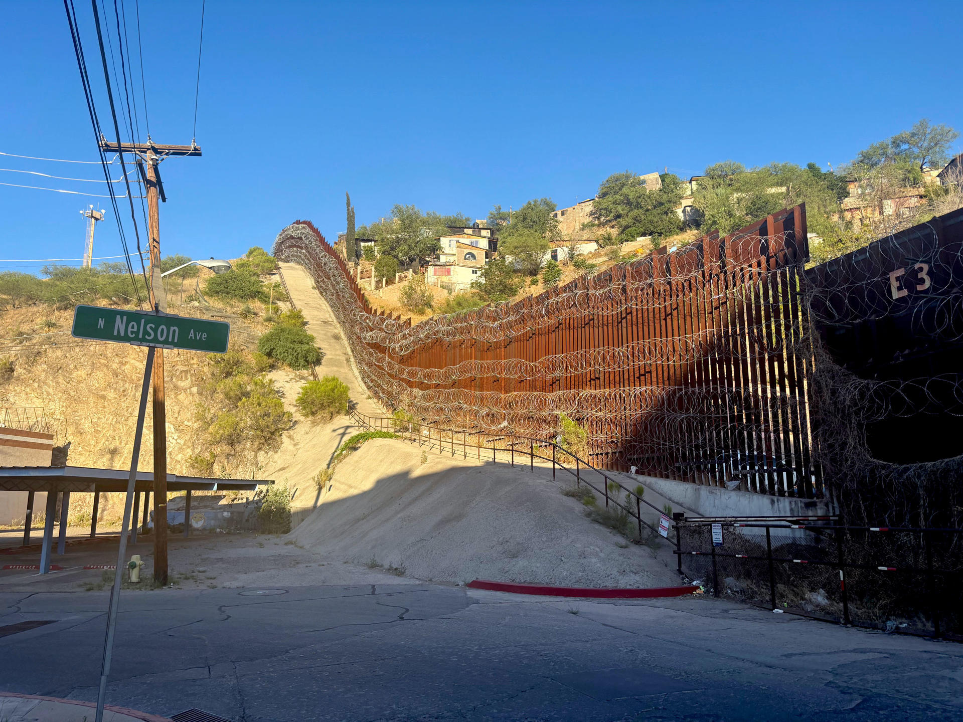 Fotografía que muestra el muro fronterizo que separa Sonora el 6 de Junio de 2024, México (d) de Arizona (EE.UU.). EFE/ María León