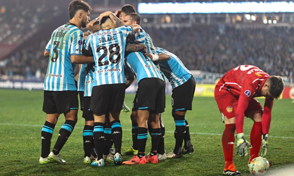 Jugadores de Racing Club de Argentina fueron registrados el pasado 28 de mayo al celebrar un gol que le anotaron a Sportivo Luqueño de Paraguay, durante un partido de la jornada del grupo H de la Copa Sudamericana, en el estadio Ciudad de Lanús (Argentina). EFE/Juan Ignacio Roncoroni