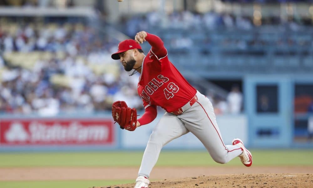 Patrick Sandoval, lanzador abridor de los Angelinos de Los Ángeles, fue registrado al trabajar ante bateadores de los Dodgers, durante un partido de la MLB, en el Dodger Stadium de Los Ángeles (California, EE.UU.). EFE/Caroline Brehman