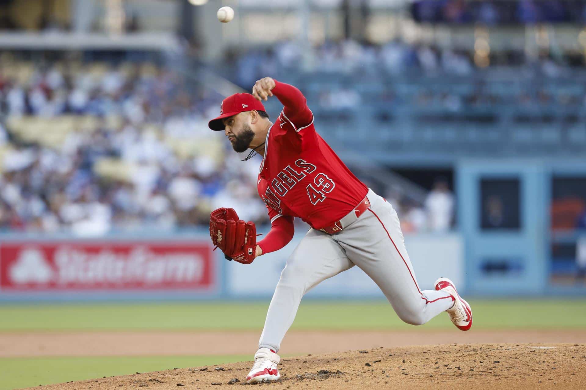 Patrick Sandoval, lanzador abridor de los Angelinos de Los Ángeles, fue registrado al trabajar ante bateadores de los Dodgers, durante un partido de la MLB, en el Dodger Stadium de Los Ángeles (California, EE.UU.). EFE/Caroline Brehman