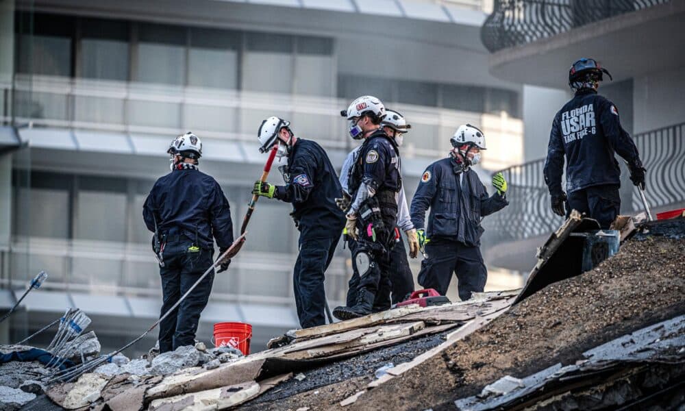 Miembros del equipo de búsqueda y rescate urbano del sur de Florida trabajan en los escombros del edificio de condominios de 12 pisos parcialmente derrumbado en Surfside, Florida (EE.UU.). Fotografía de archivo. EFE/ Giorgio Viera