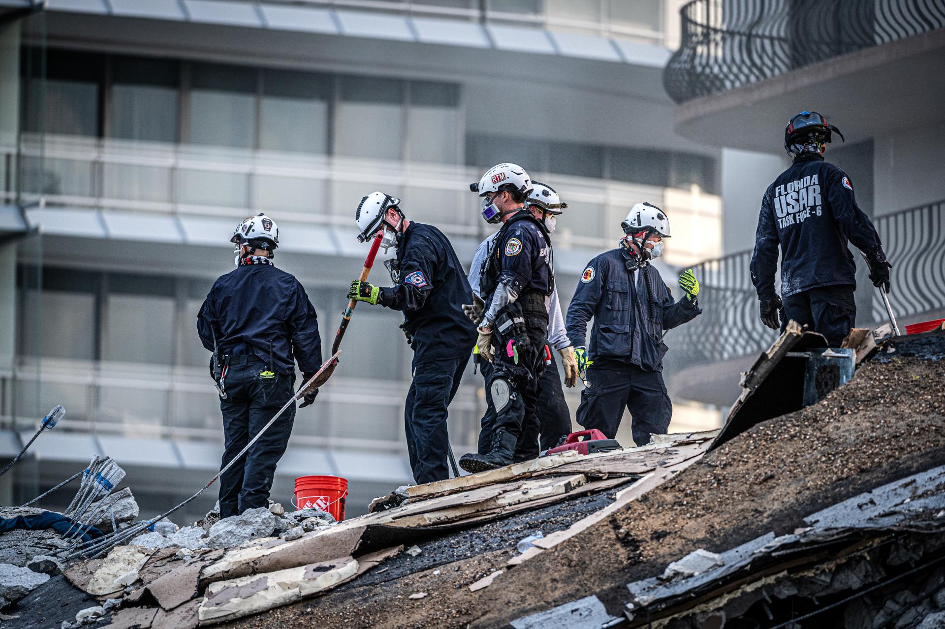 Miembros del equipo de búsqueda y rescate urbano del sur de Florida trabajan en los escombros del edificio de condominios de 12 pisos parcialmente derrumbado en Surfside, Florida (EE.UU.). Fotografía de archivo. EFE/ Giorgio Viera